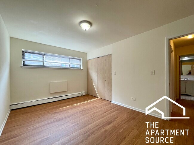 Building Photo - 6002 N Kenmore Ave