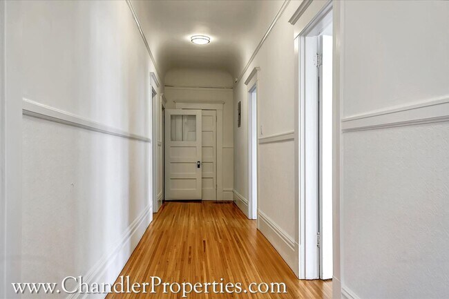 Building Photo - Bright & Sunny 2 Bedroom Flat with On-Site Laundry | Small Bonus Space