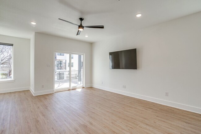 Building Photo - 2322 Benbrook Blvd