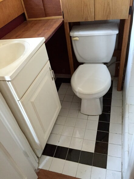 bathroom - 2085 Ivar Ave