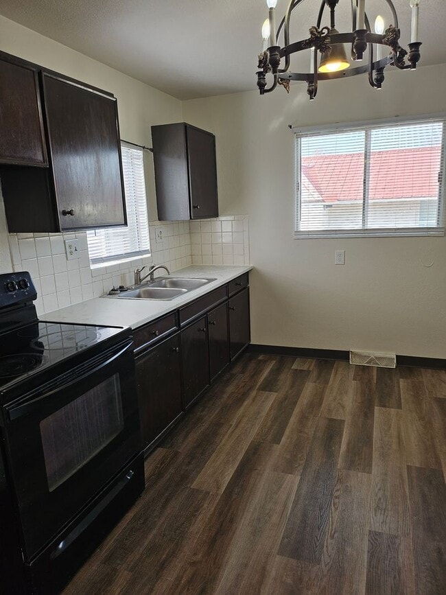 Building Photo - ALL PROSPECTIVE TENANTS MUST SUBMIT A ON LINE APPLICATION AND BE PRE-QUALIFIED PRIOR TO ANY SHOWI...