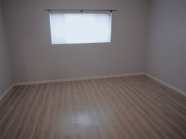Building Photo - 6473 Hart Ln