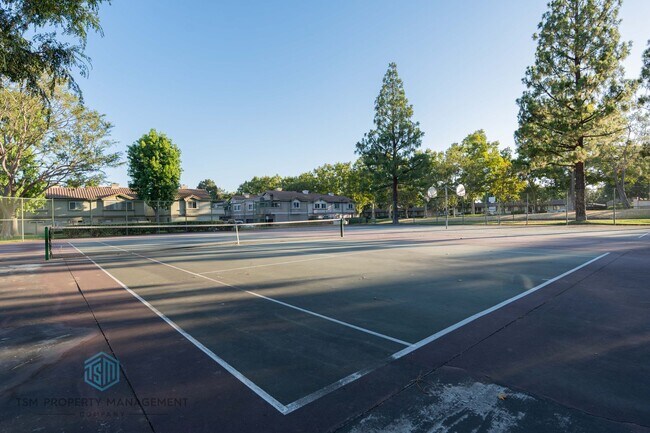 Building Photo - 2 Bed 2 Bath End Unit Townhouse with Amazing View in Rancho Cucamonga!