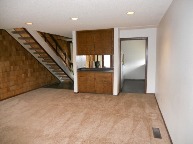 Building Photo - Bright & Stylish 2-Bedroom Townhouse in Well-Maintained 4-Plex Community