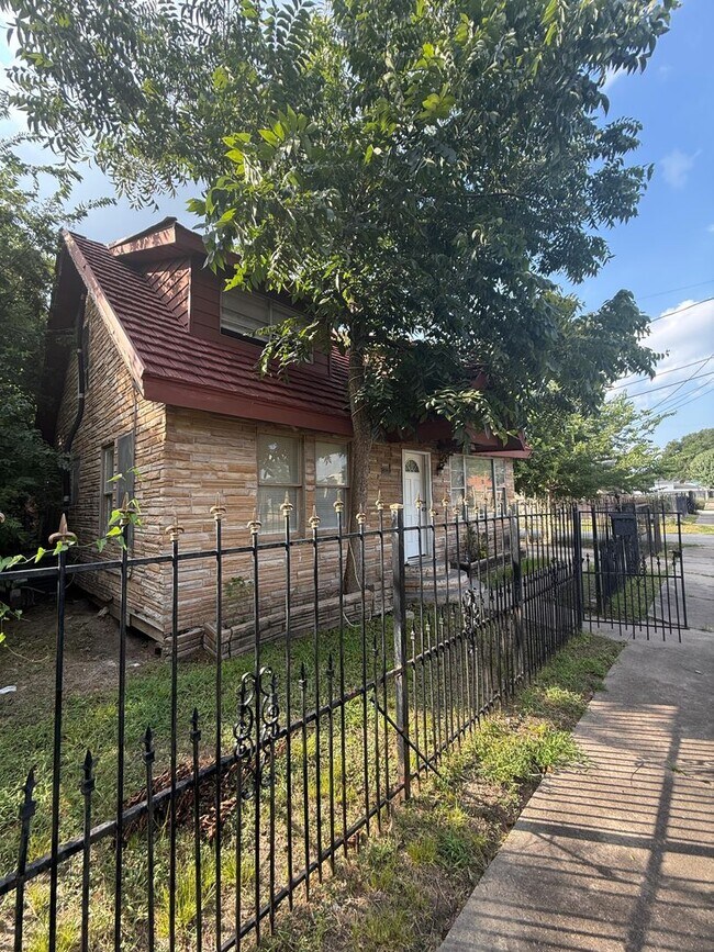 Building Photo - 3012 Live Oak St