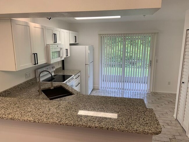 Building Photo - Beautiful 2/2 Condo In Hunter's Reserve! Near UCF!