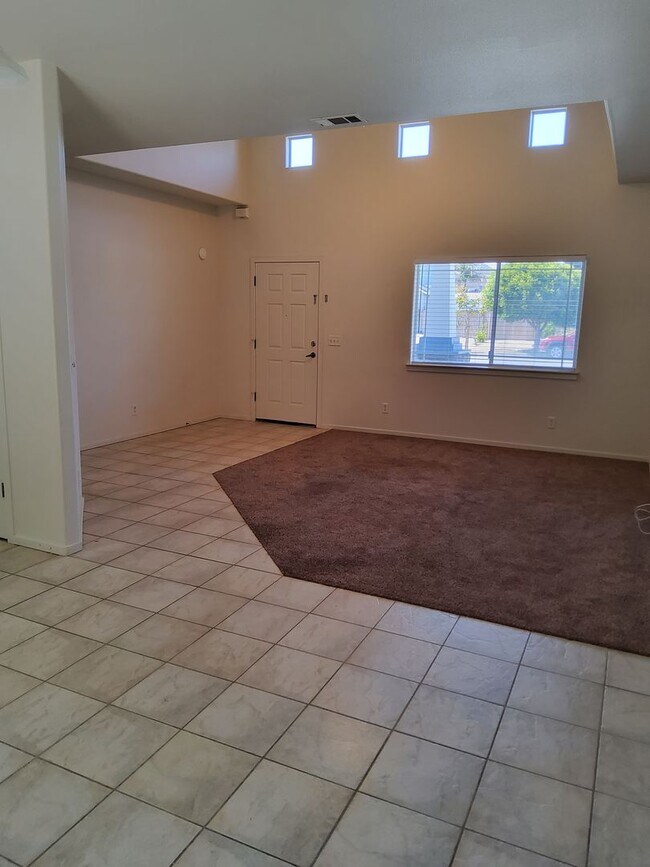 Building Photo - 4 Bedroom home in the Berry Gardens