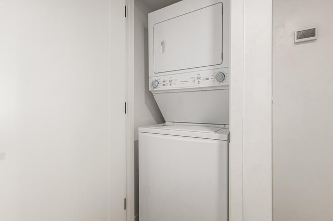 Building Photo - 6622 E Avalon Dr