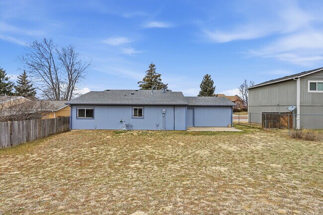 Building Photo - $1,840.95 - 3 Bed, 2 Bath Home with fenced yard and $300 move in special.