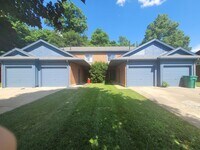 Building Photo - 3 Bedroom, 2.5 Bath Townhouse in Beavercreek!