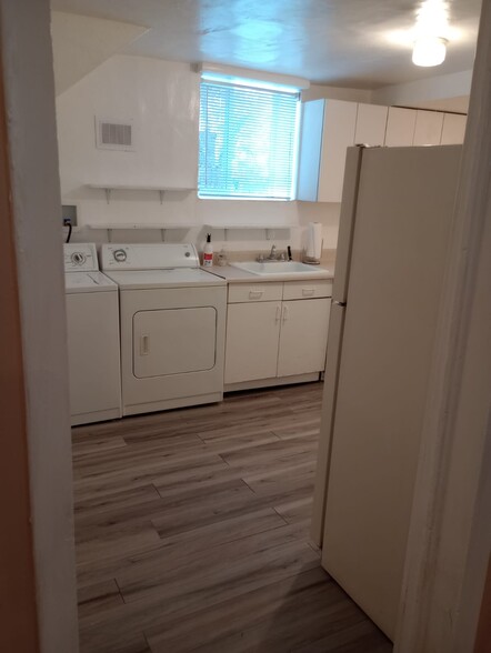 Kitchen with stove and oven - 5655 W Ellsworth Ave