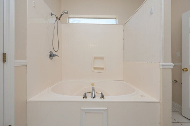 Building Photo - Lovely 3 Bedroom in the Heart of Niceville!