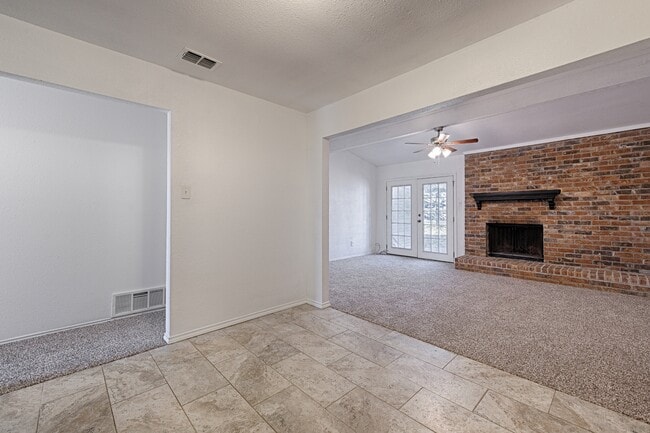 Building Photo - 2506 Oak Leaf Dr