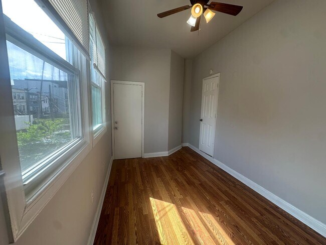 Building Photo - 1025 17th St NE