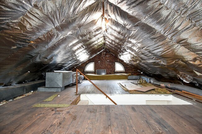 Building Photo - 633 24th St S