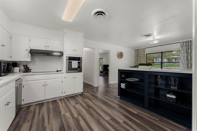 Building Photo - 7105 Lilac Ln