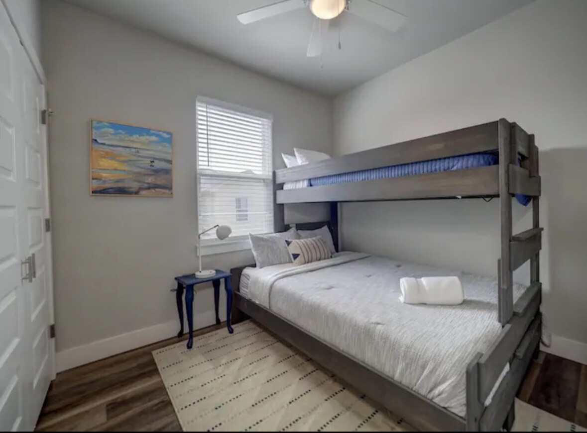 Room 3 - 14013 Ports O Call Dr