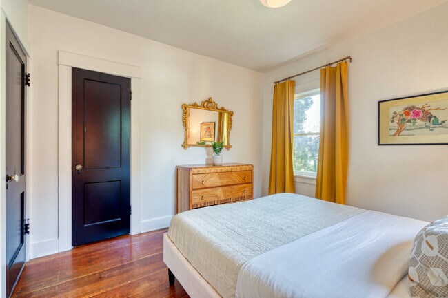 Building Photo - 2215 SE Powell Blvd