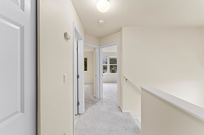 Building Photo - Spacious Townhome in Bellevue College Neig...