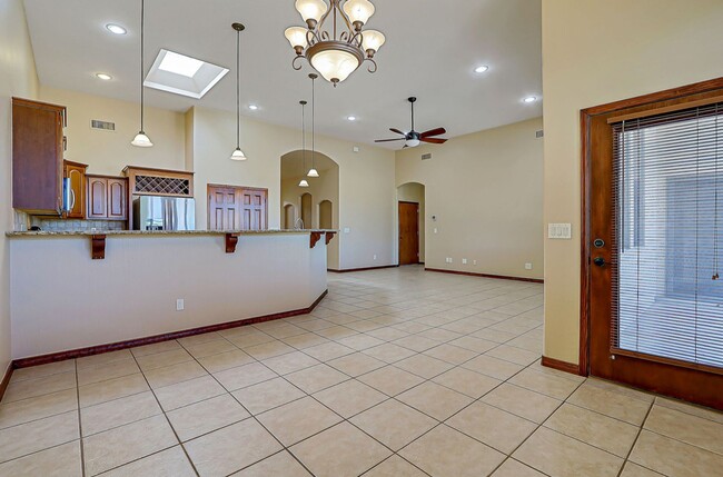 Building Photo - Beautiful Home in Sonoma Ranch with Amazin...