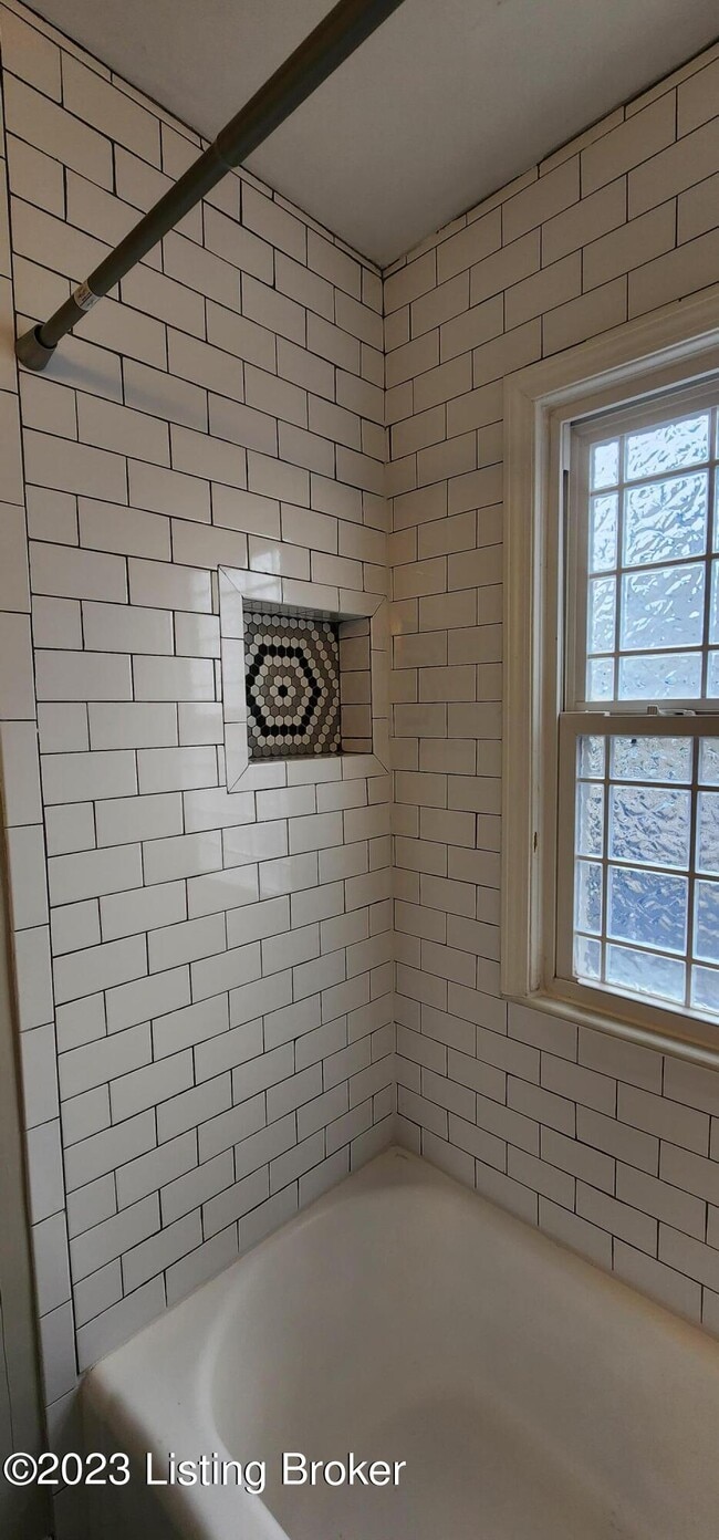 Building Photo - 208 Colonial Dr