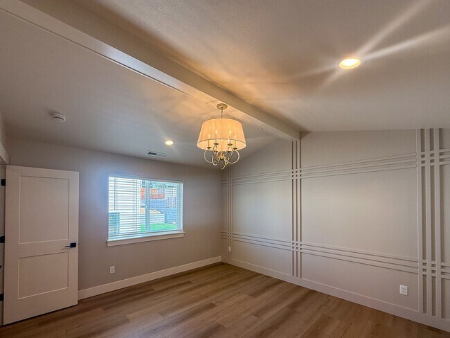 Building Photo - 634 NW Crater Lk Dr