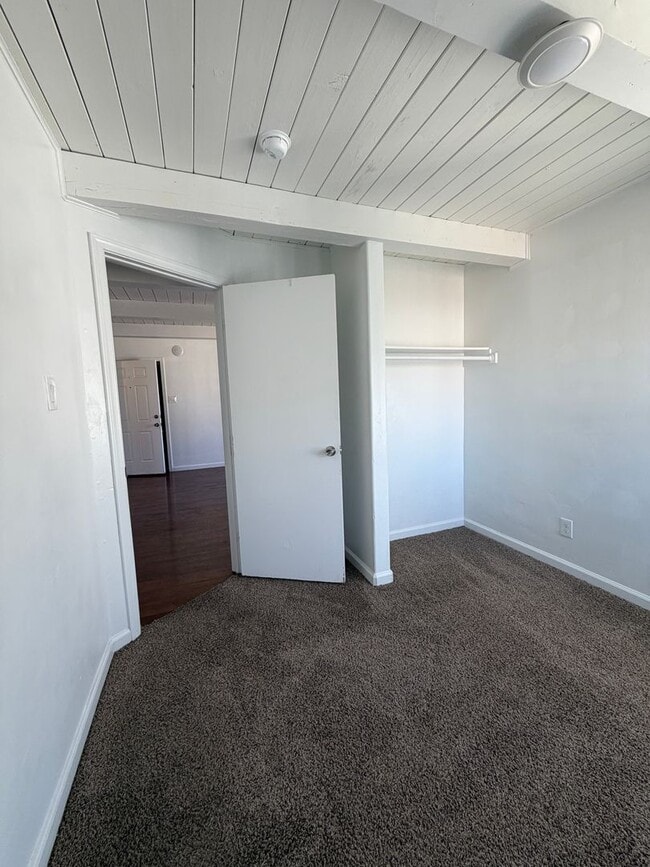 Building Photo - 585 Denslowe Dr