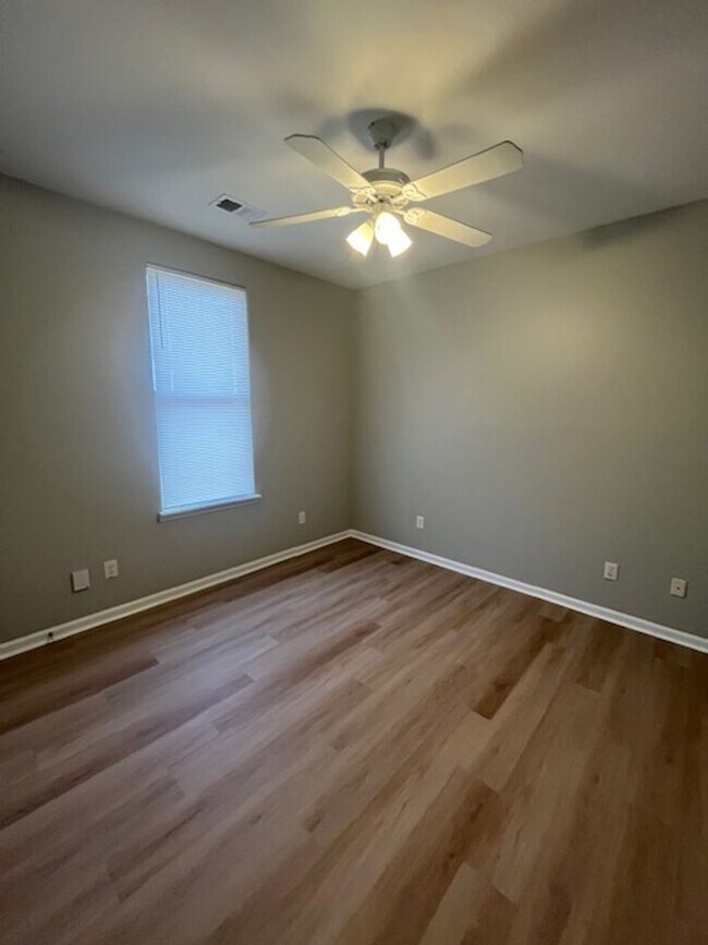 Building Photo - 3 Bedroom, 2 Bath home located conveniently in the Hamburg area!