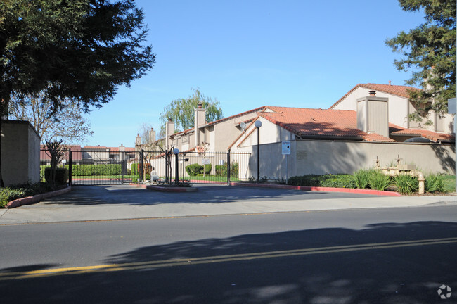 Building Photo - Vintage Grove Townhouses