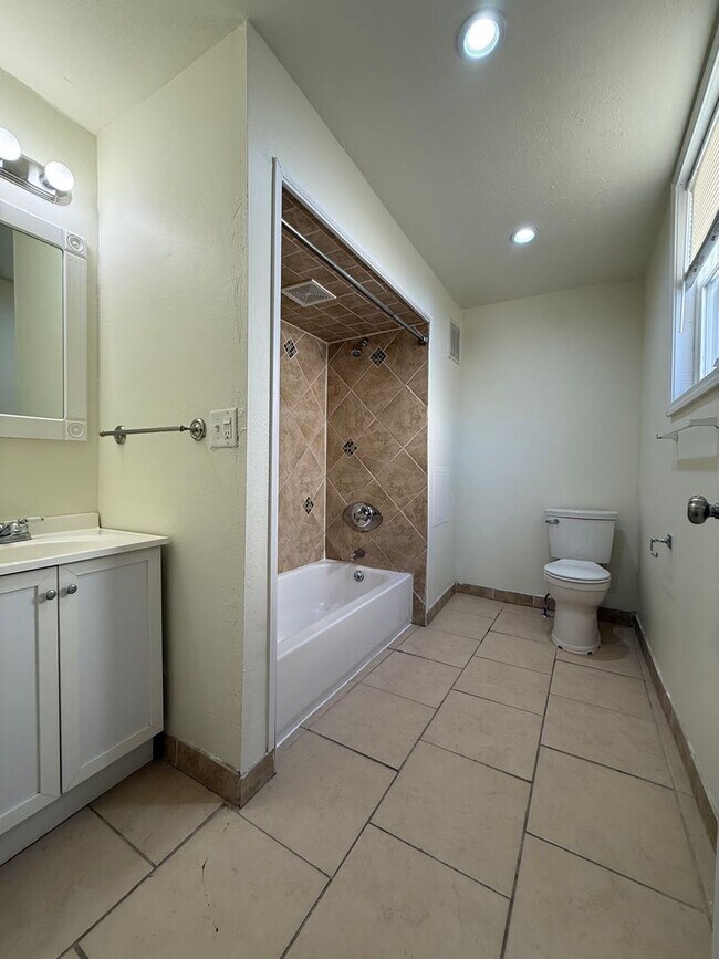 Building Photo - Updated 4BR / 2 Bath Home with off-street parking!