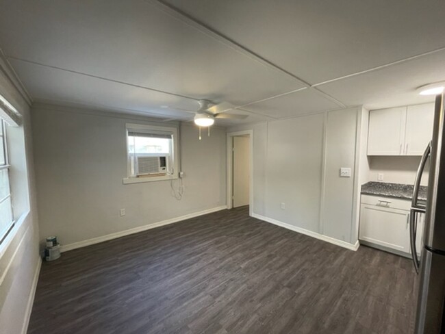 Building Photo - Newly Renovated 1 Bedroom, 1 Bathroom Apar...