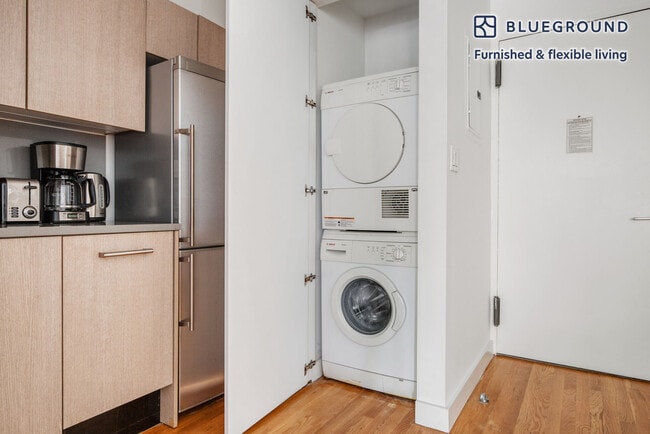 Building Photo - 101 W 15th St