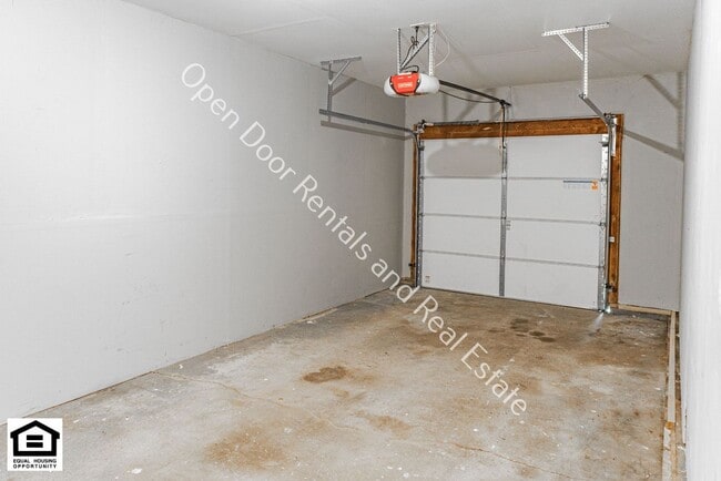 Building Photo - 2 Bedroom duplex available now!