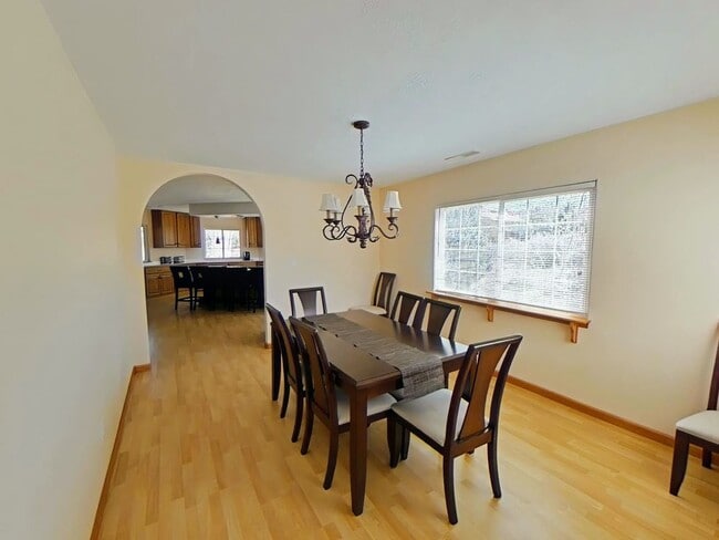 Building Photo - Beautiful Stand Alone Near Golf Course