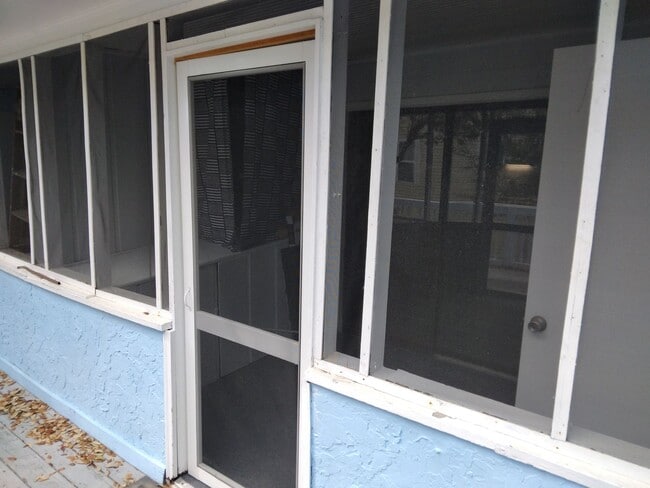 Building Photo - Walk to the Beach, 2 Bedroom, 1 Bath, Unfurnished Condo, Utilities Included!