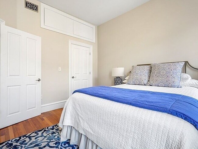 Building Photo - "Charming 2-Bed Oasis in the Heart of Boston's South End – Spacious 765 Sq Ft!"