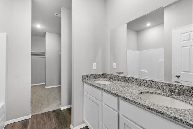 Building Photo - Spacious Home in Fayetteville!