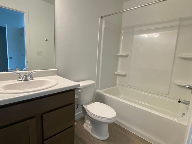 Building Photo - 3 Bd/2.5 Bathroom Townhome in Lehi