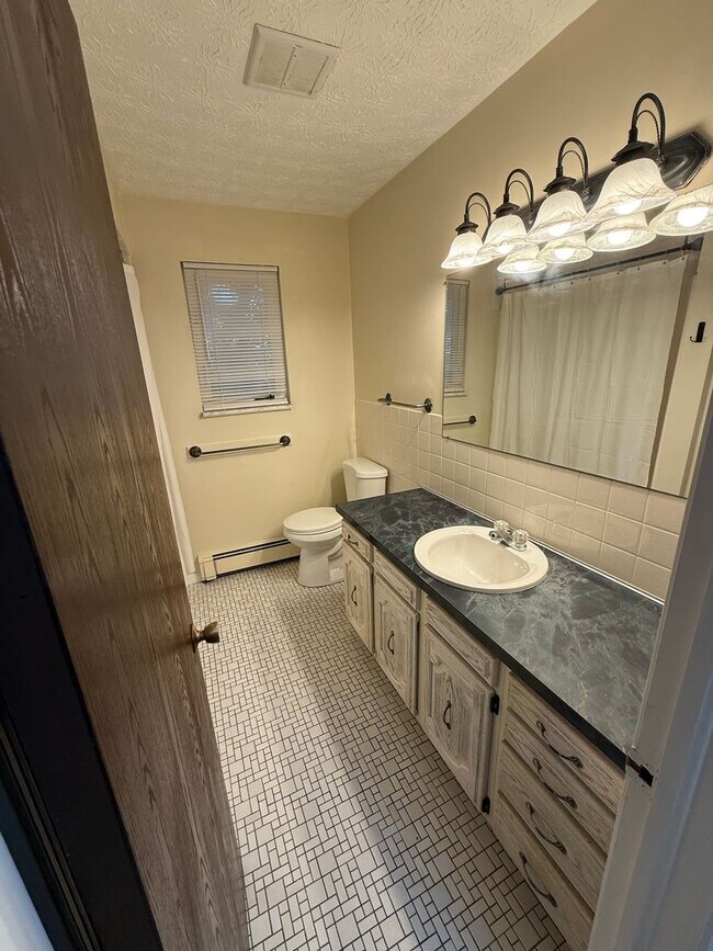 Building Photo - Excellent Location! Canfield, 2 Bedroom Re...