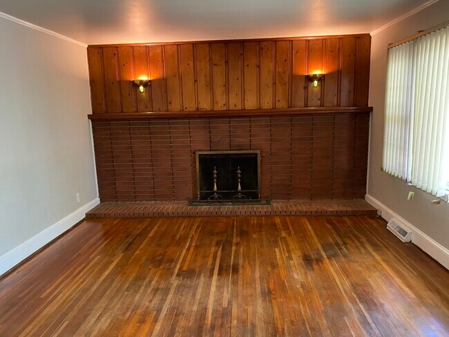 Living room - 1700 Heil Pl