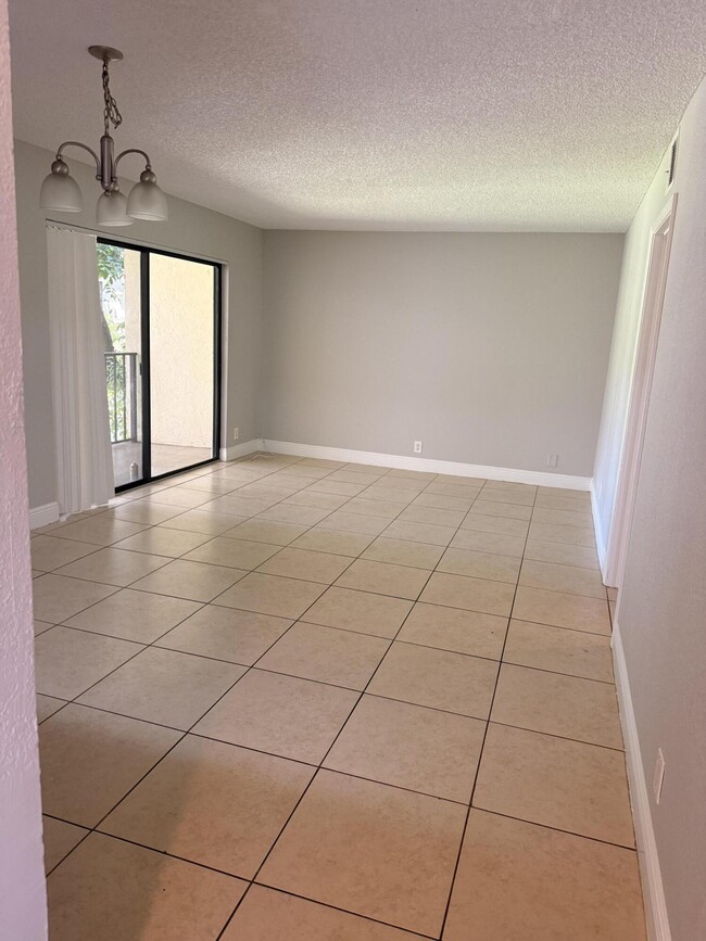 Building Photo - 1440 Lake Crystal Dr