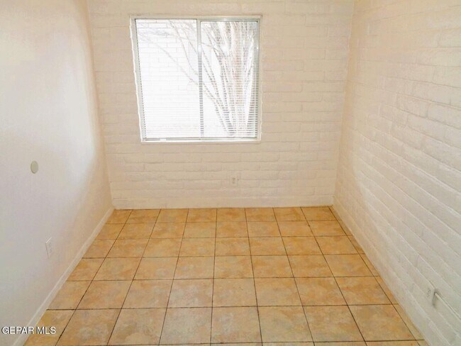 Building Photo - 3028 E Glen Dr