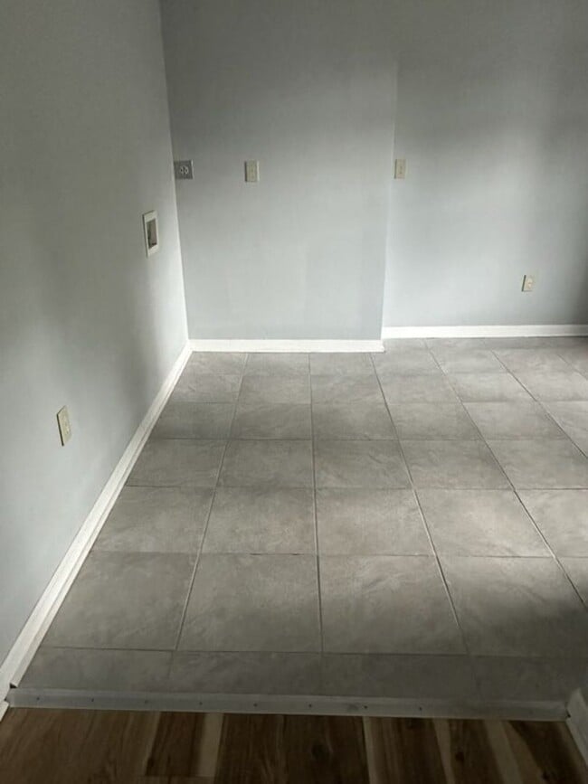 Building Photo - Newly renovated 2 bedroom apartments