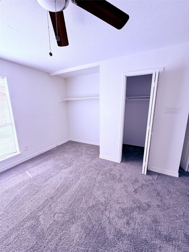 Building Photo - 5625 Antoine Dr