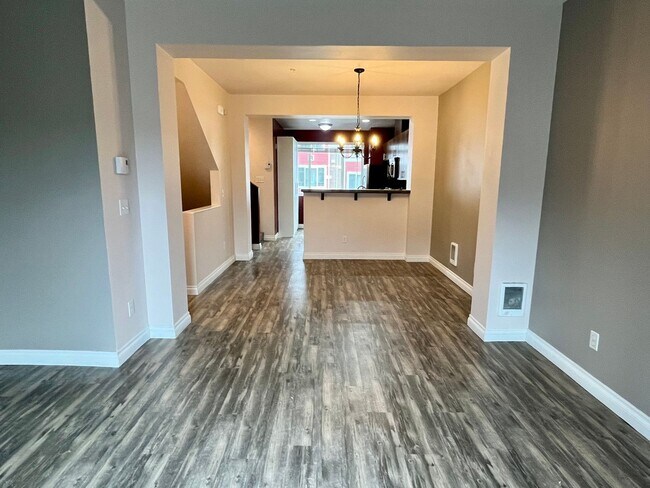 Building Photo - Beautiful Lynnwood 2-Bed Townhome with Tan...