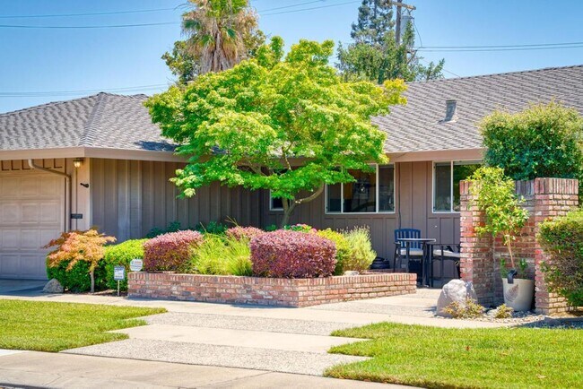 Building Photo - Stunning home located is sought after Northgate!