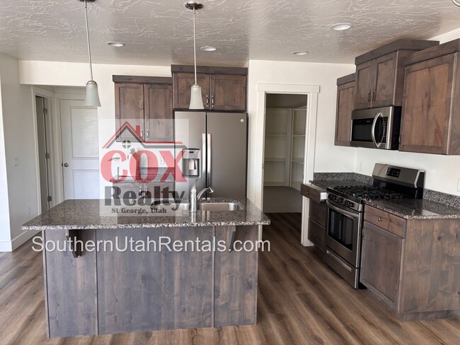 Building Photo - 4 bed / 2.5 bath / 2 car Desert Canyons house
