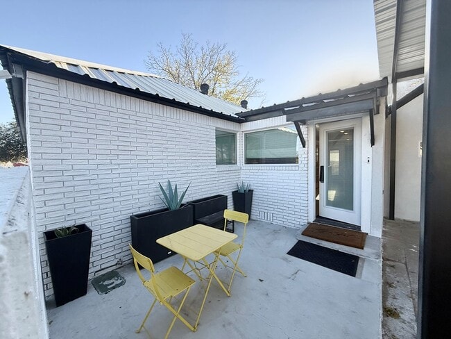 Building Photo - 200 Santa Rita Dr