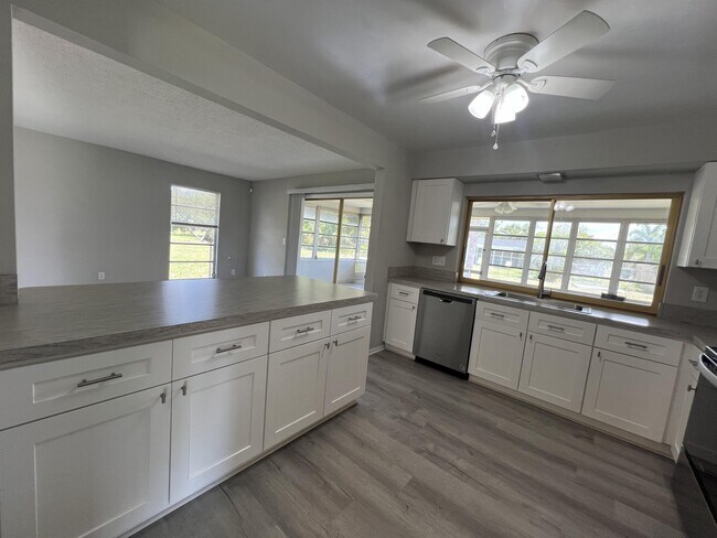 Building Photo - 1920 W Lakeview Blvd