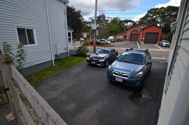 Building Photo - 146 Melrose St